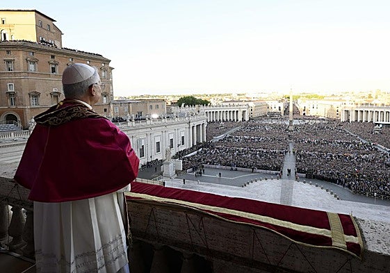 El Papa León XIV en el balcón de la Basílica de San Pedro tras su nombramiento.
