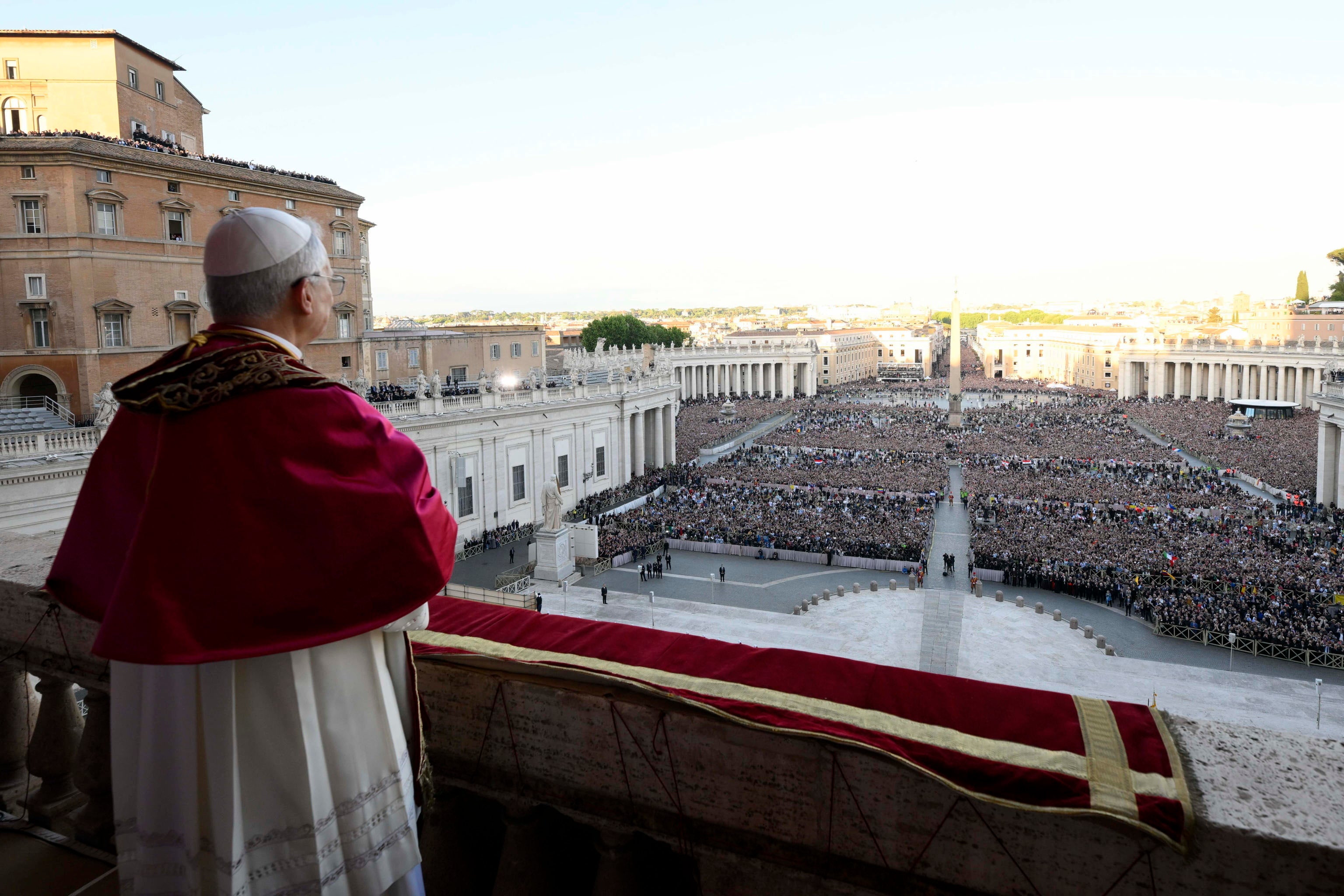 El Papa León XIV en el balcón de la Basílica de San Pedro tras su nombramiento.