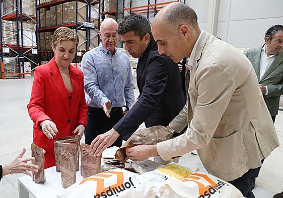 Vista del president y la consellera a una empresa de Xixona.