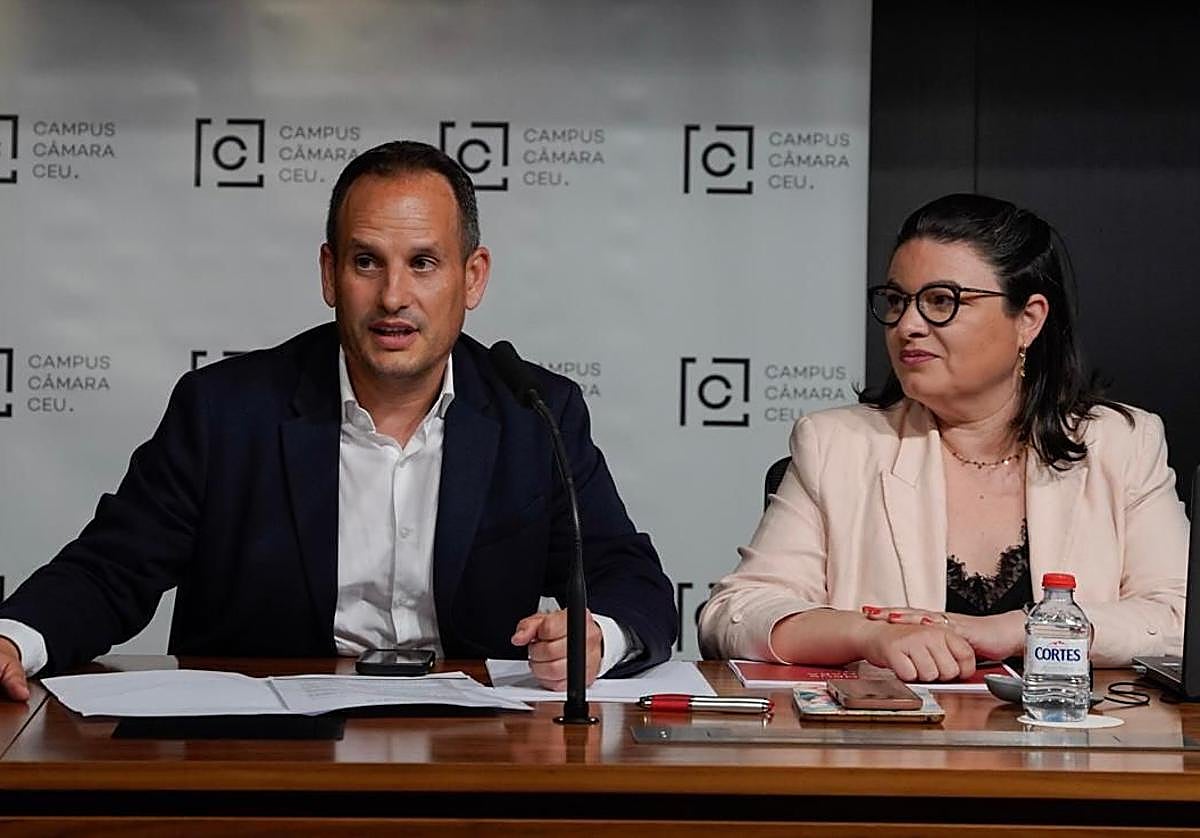 El director de Cámara, con la abogada especializada Consuelo Sevillano.