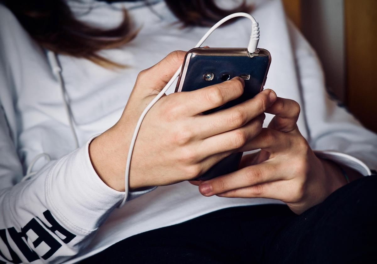 The Paradox of Hyperconnectivity: Young People Aged 18 to 25 Feel the Loneliest in Alicante
