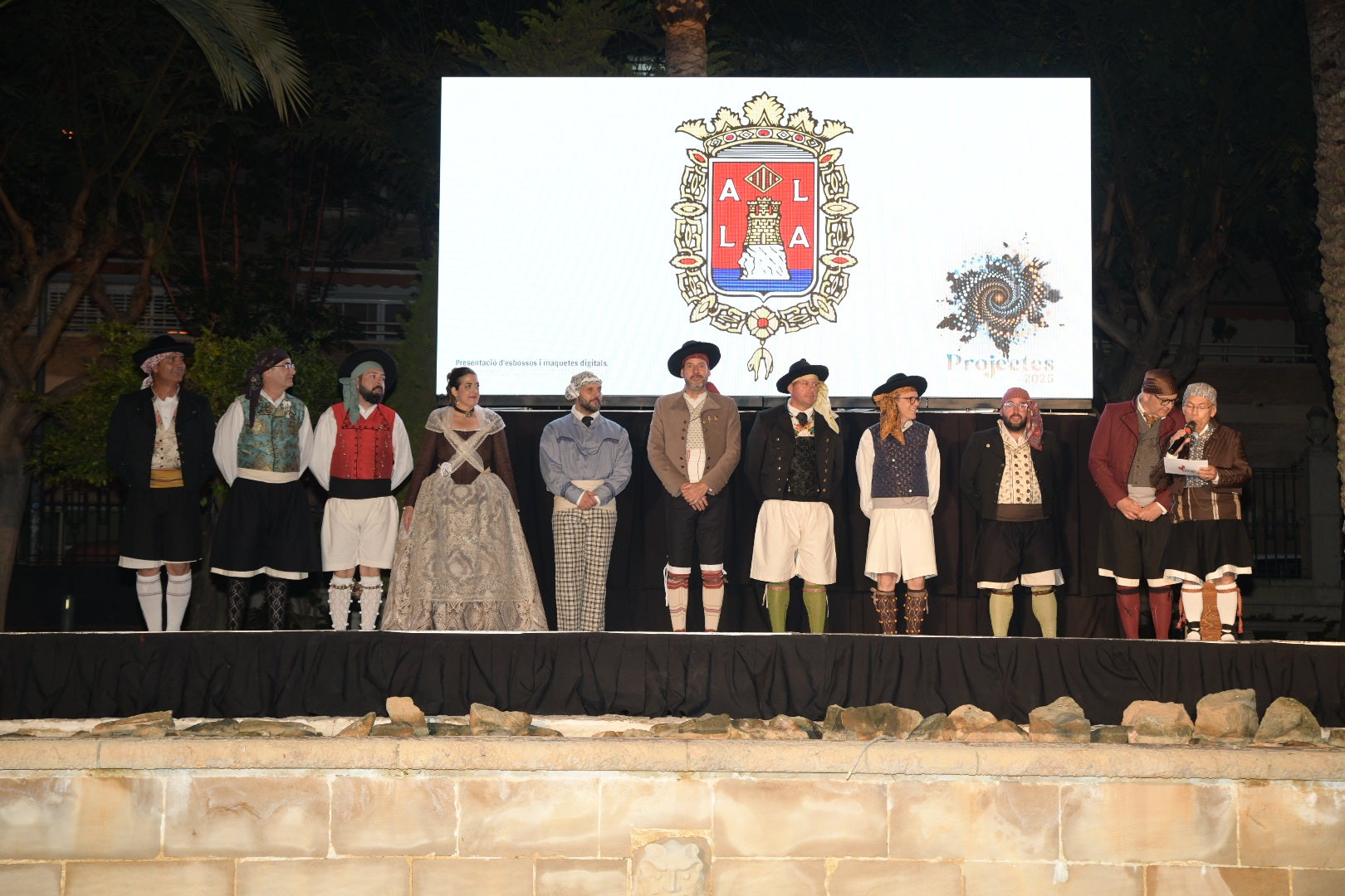 Imágenes de la presentación de los bocetos de las hogueras especiales