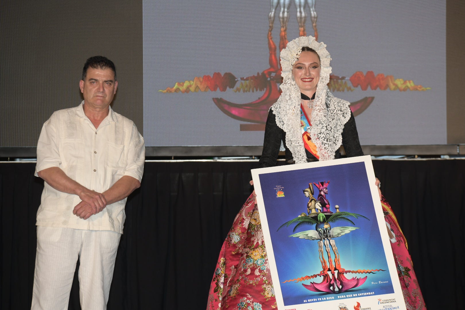 Imágenes de la presentación de los bocetos de las hogueras especiales