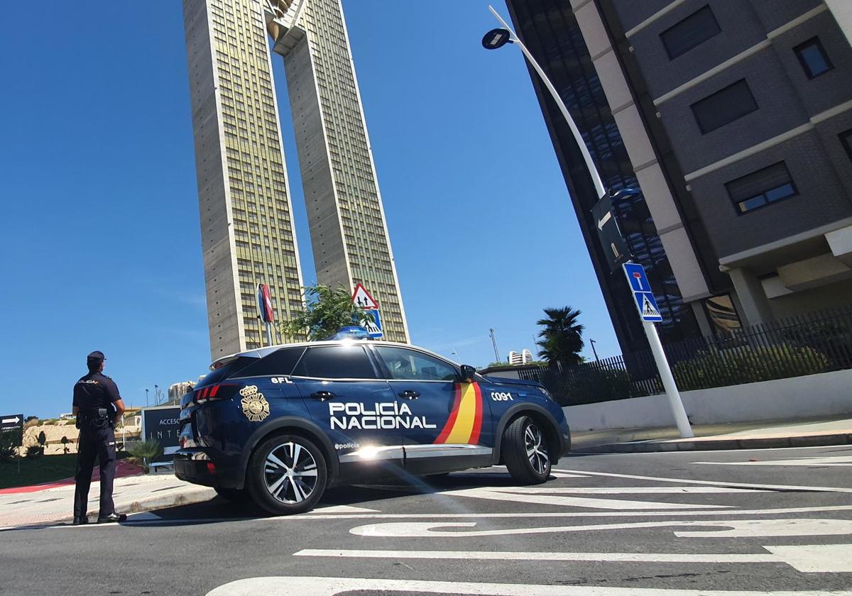 Agente de la Policía Nacional en las calles de Benidorm.
