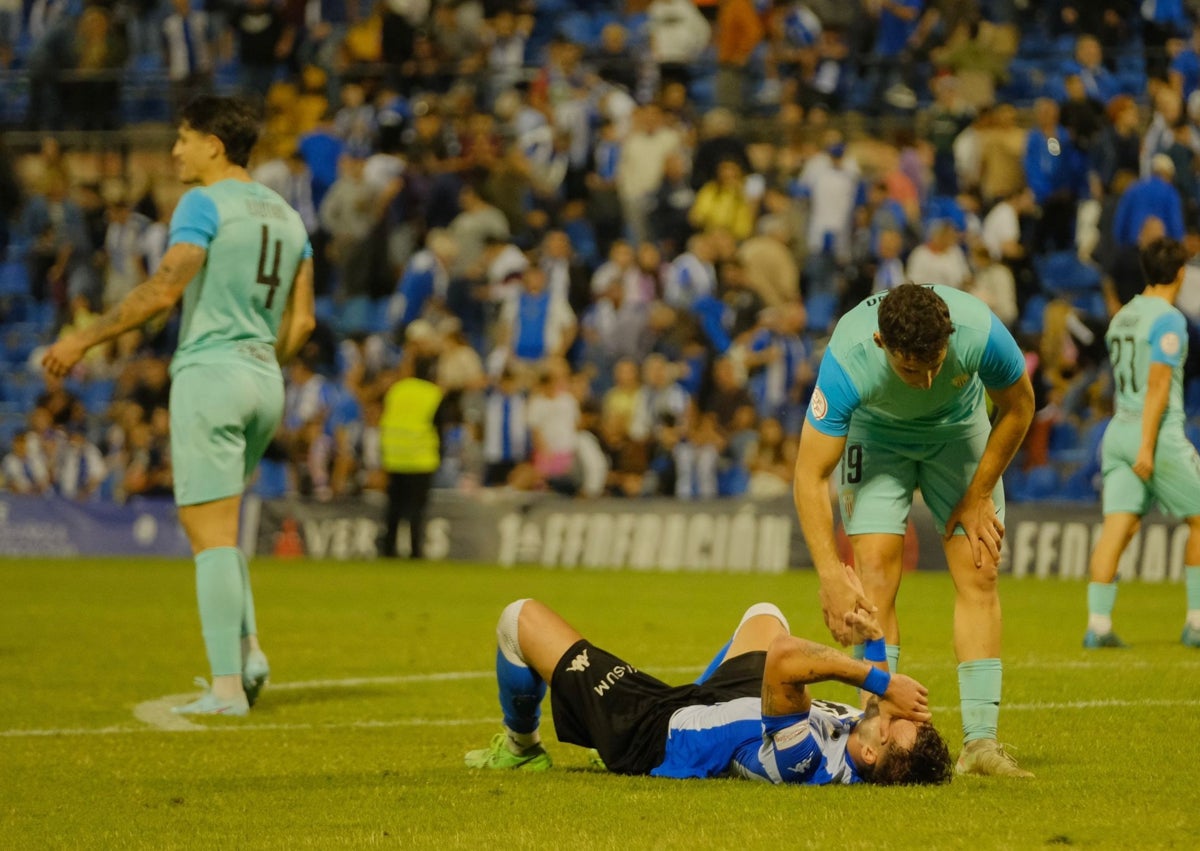 Imagen secundaria 1 - Coscia celebra el gol del empate del Hércules, Samu Vázquez es animado por un rival al final del encuentro y Torrecilla explica el estado de salud de Retuerta.