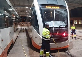 Operarios limpiando un convoy del Tram de Alicante.