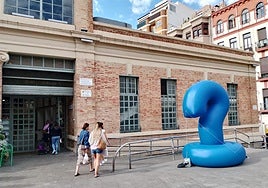 El misterioso interrogante azul ubicado en la plaza del Mercado Central.