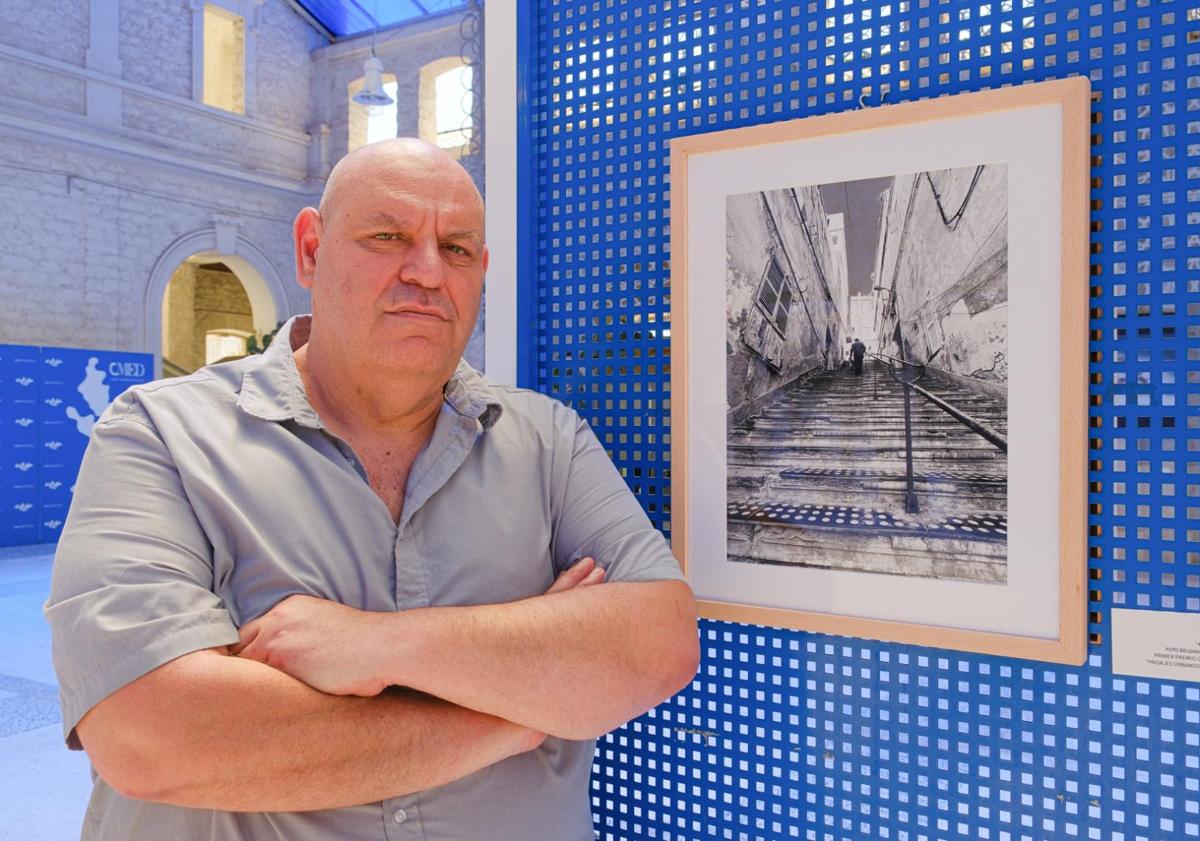 Imagen principal - Calle con algunas fotografías de la exposición en Casa Mediterráneo.