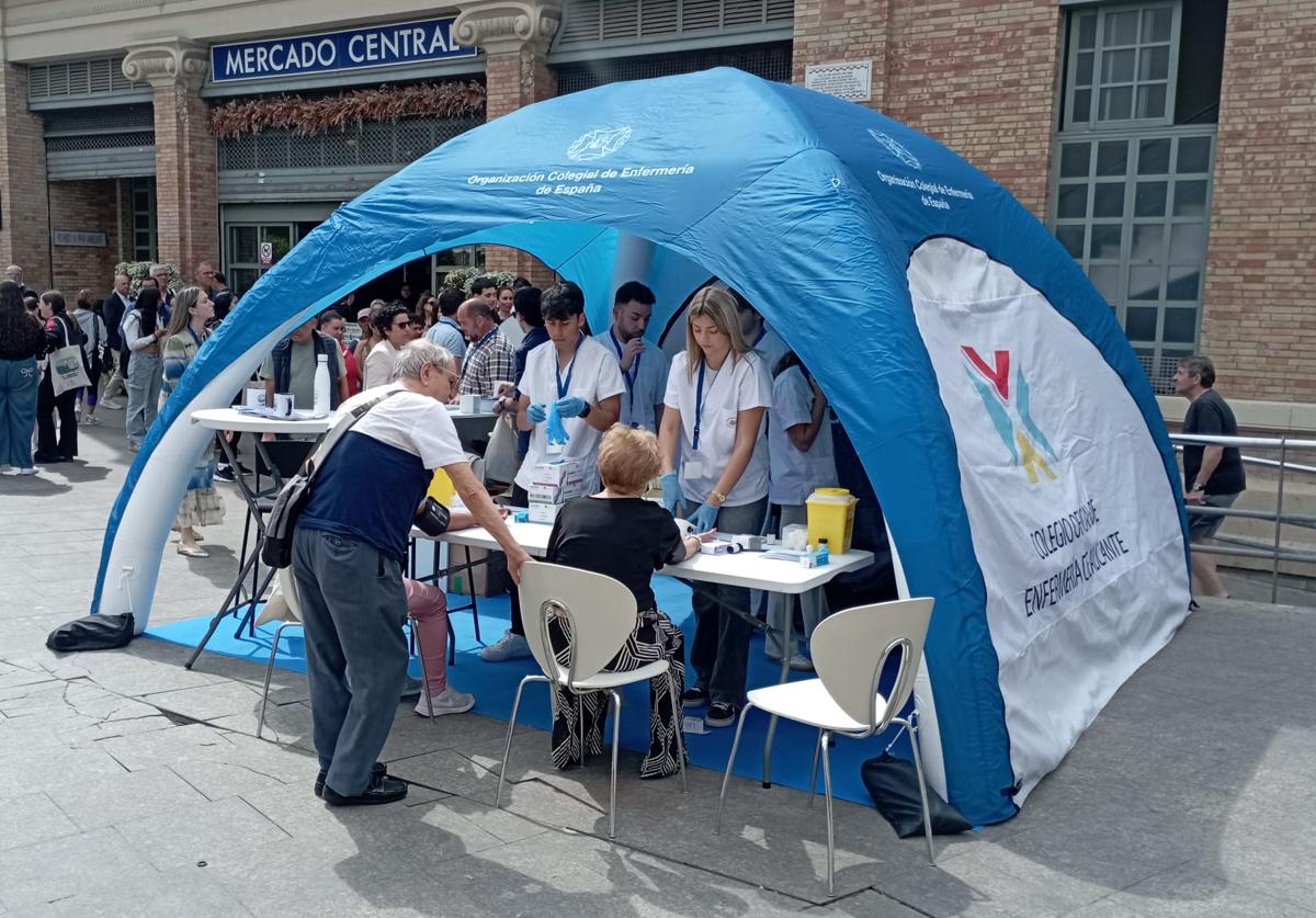 Tent set up in Alicante's 25th of May Square this Monday.
