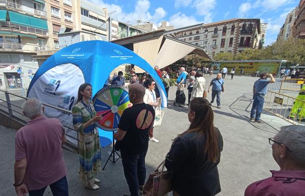 Los impulsores de la iniciativa también han instalado una ruleta para que los asistentes pudieran optar a premios.