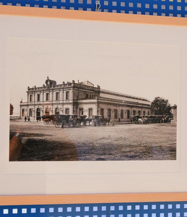 Imagen secundaria 2 - Calle con algunas fotografías de la exposición en Casa Mediterráneo.