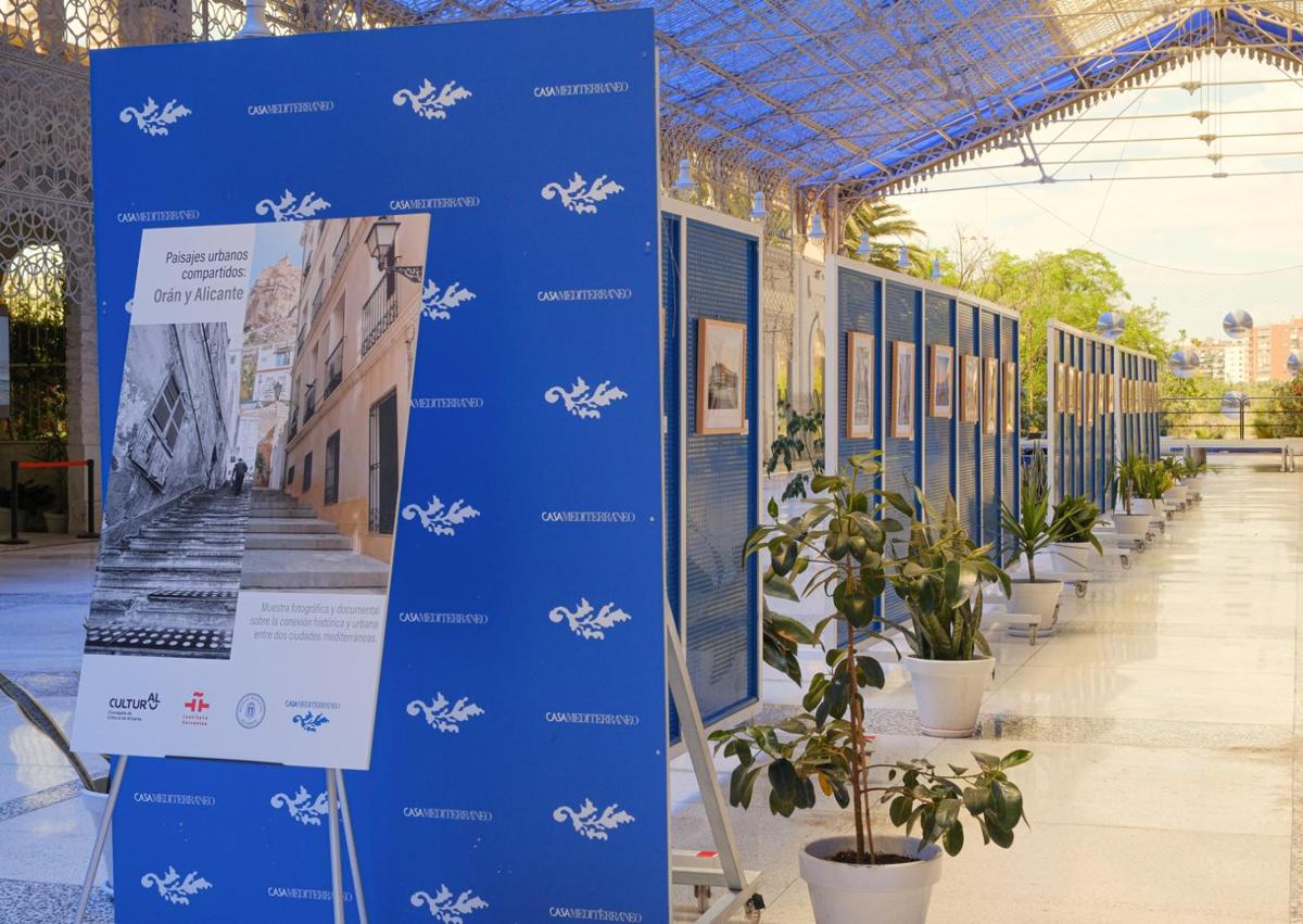 Imagen secundaria 1 - Calle con algunas fotografías de la exposición en Casa Mediterráneo.