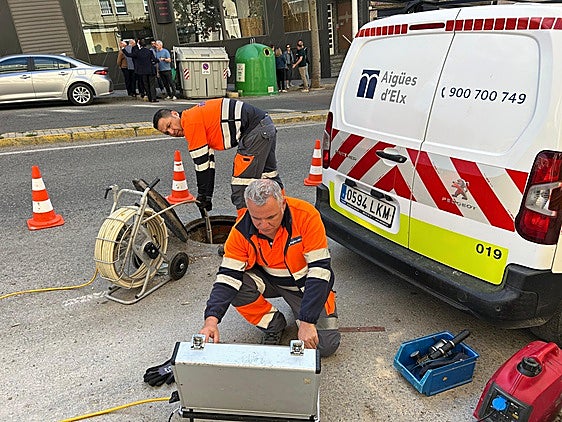 Técnicos de Aigües d'Elx realizan estudios de la zona afectada por los socavones.