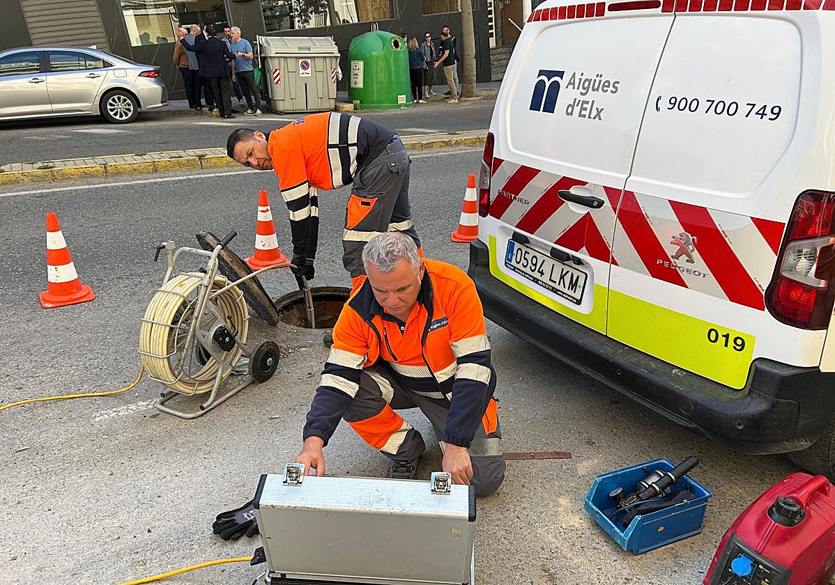 Técnicos de Aigües d'Elx realizan estudios de la zona afectada por los socavones.