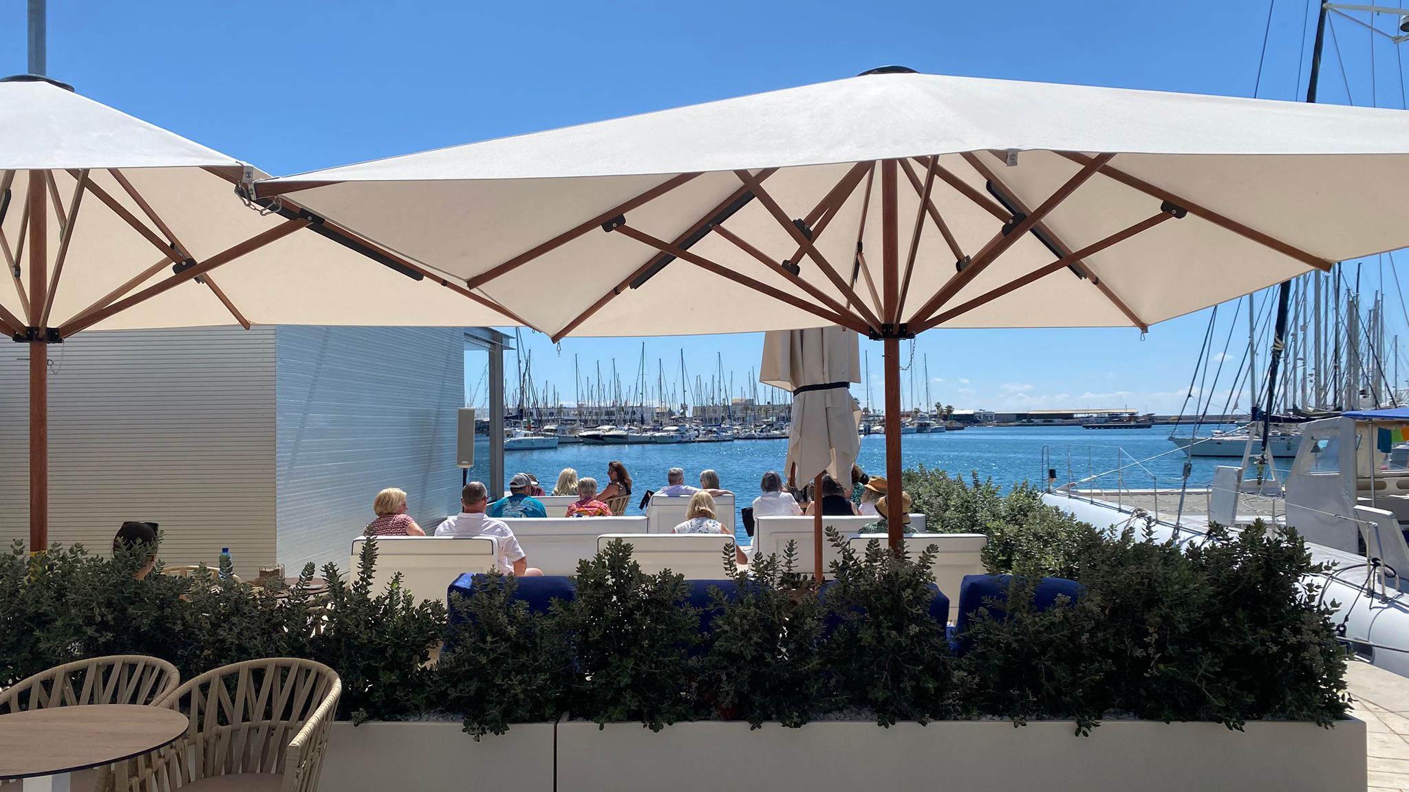 Alicantinos y turistas en la nueva terraza del Noray.