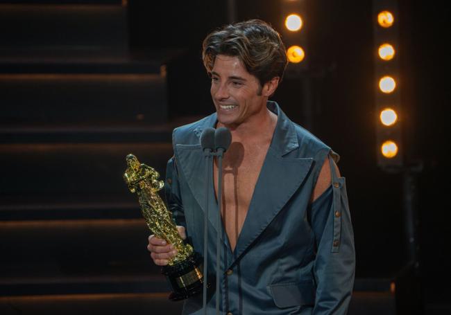 Aaron Cobos recoge el Premio Talía a mejor actor de teatro musical.