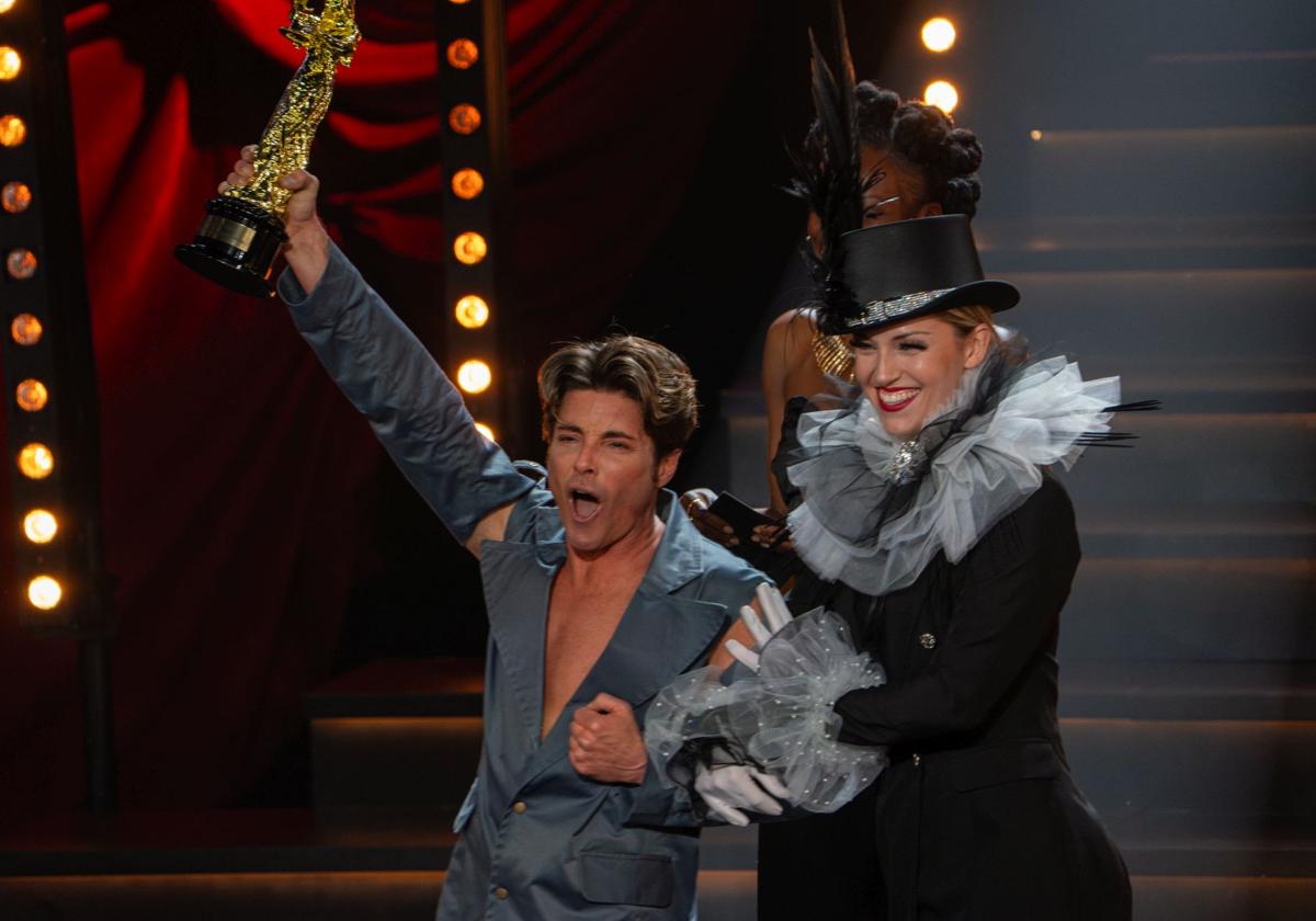 El actor alicantino Aaron Cobos recoge el premio.