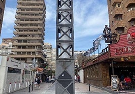 Imagen de una de las columnas Andrea de la playa de Levante