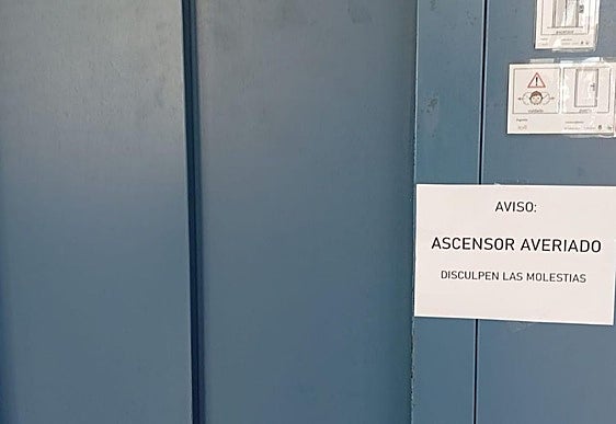 Ascensor averiado en el Centro Social Isla de Cuba.