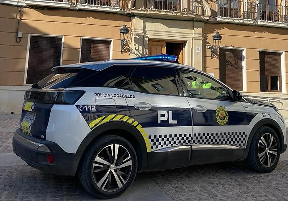 Coche patrulla delante del Ayuntamiento de Elda.