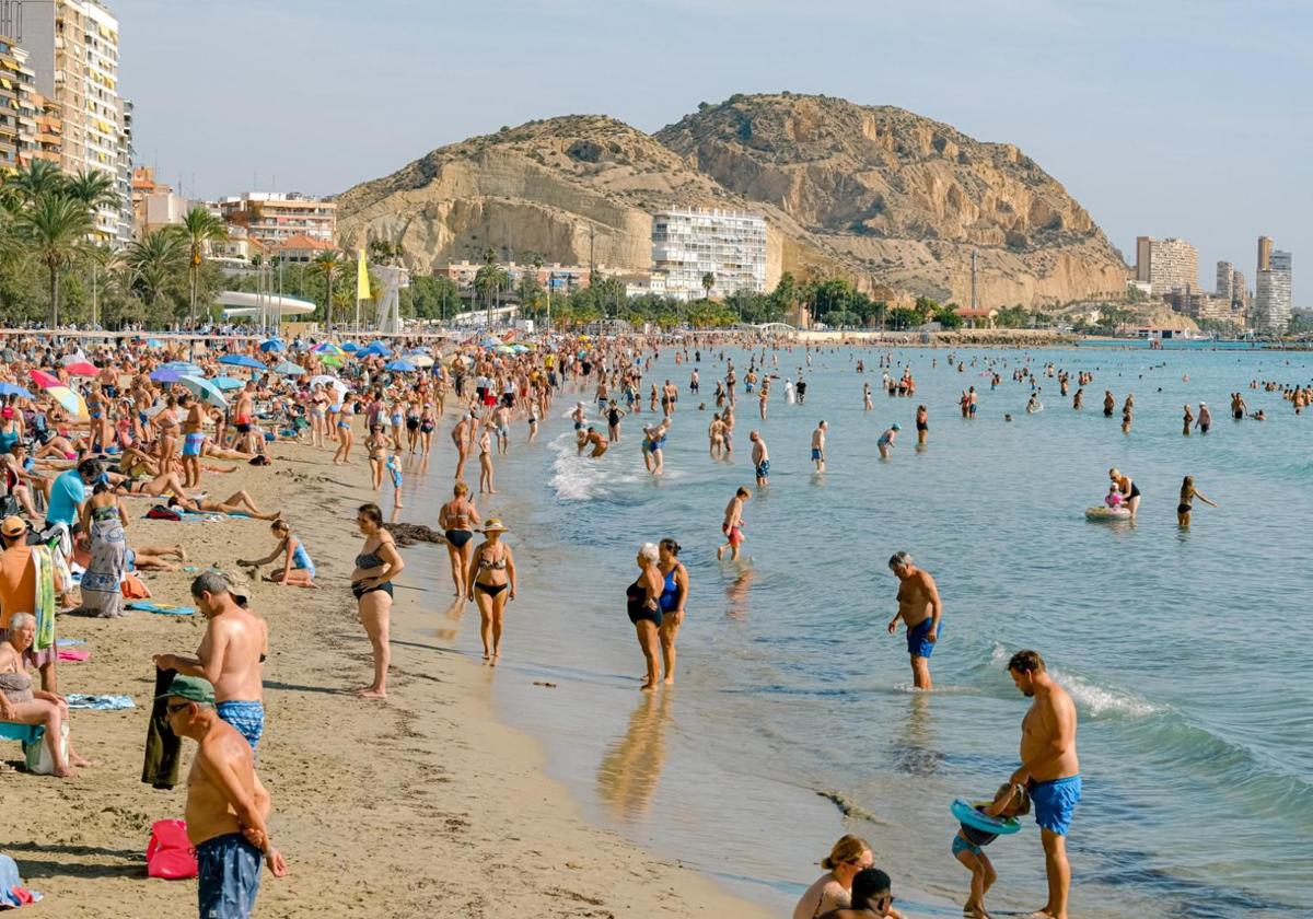 Bañistas en la playa alicantina del Postiguet.