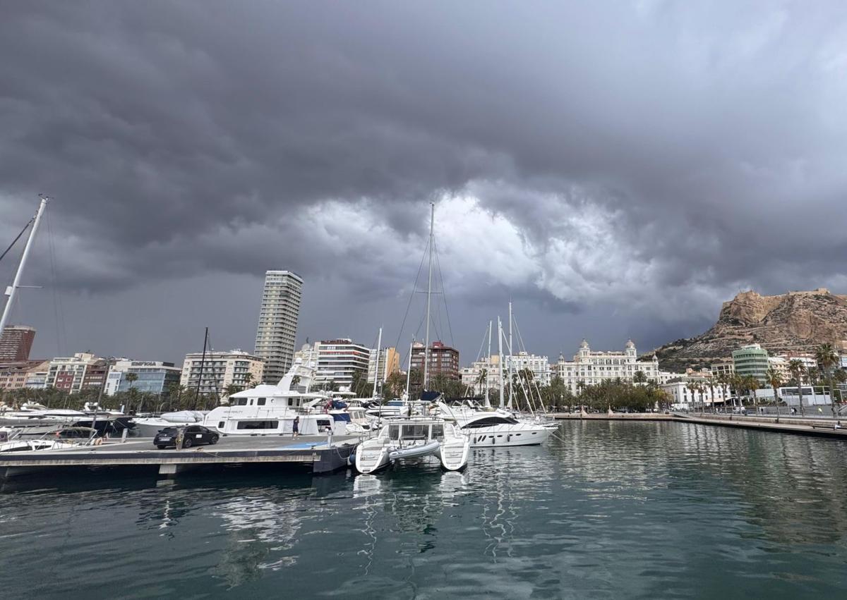 Imagen secundaria 1 - Las tormentas llegan a la ciudad de Alicante y dejan fuertes aguaceros en cuestión de minutos