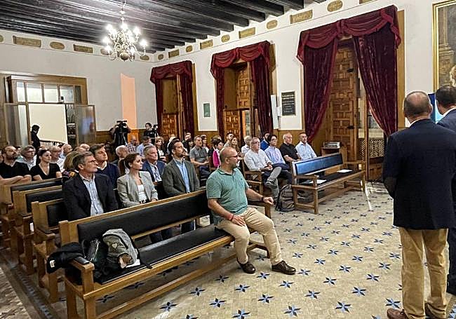 Bancos en el Salón de Plenos de Elche.