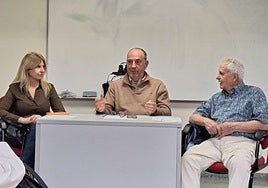 El exsecretario general del PSOE en Alicante, Miguel Millana, entre Eva Montesinos y José Soriano, presidente del partido en la capital provincial.