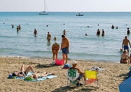 Playa del Postiguet en verano.