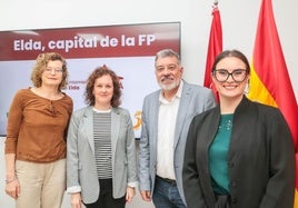 La concejal de Educación de Elda, María Gisbert (d), con los responsables de los centros formativos de la localidad.