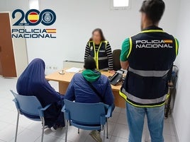 Progenitores detenidos en la comisaría de la Policía Nacional.