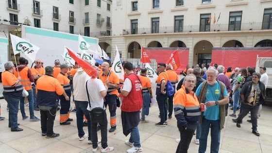 Los trabajadores del servicio de limpieza y recogida de basuras, reunidos este viernes ante el Ayuntamiento.