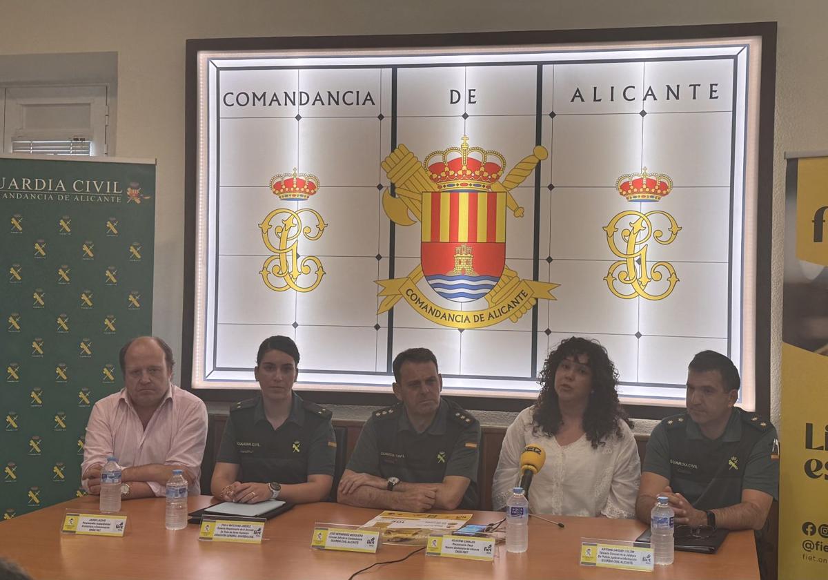 Representatives of the Civil Guard and the NGO Fiet during the press conference.