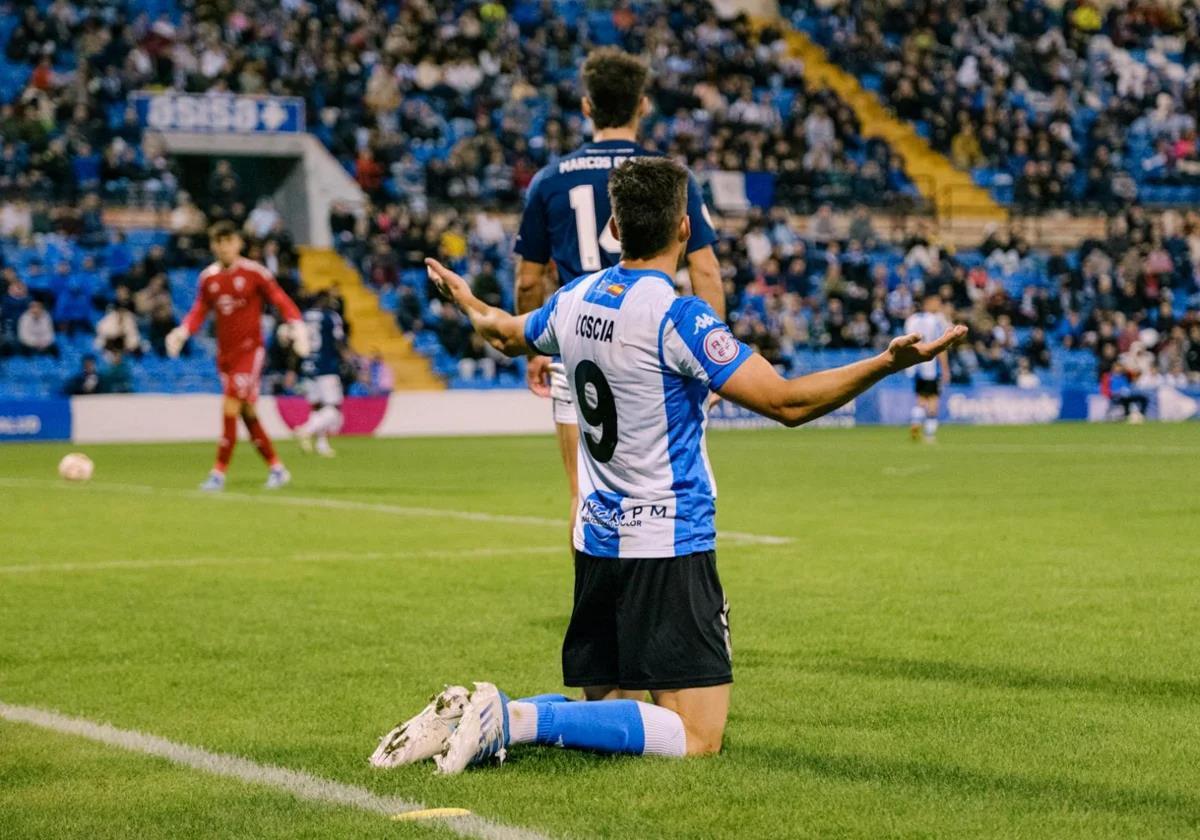 Coscia protests to the referee during a match at Rico Pérez.