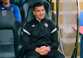 Rubén Torrecilla, con gesto serio en el banquillo del Rico Pérez.