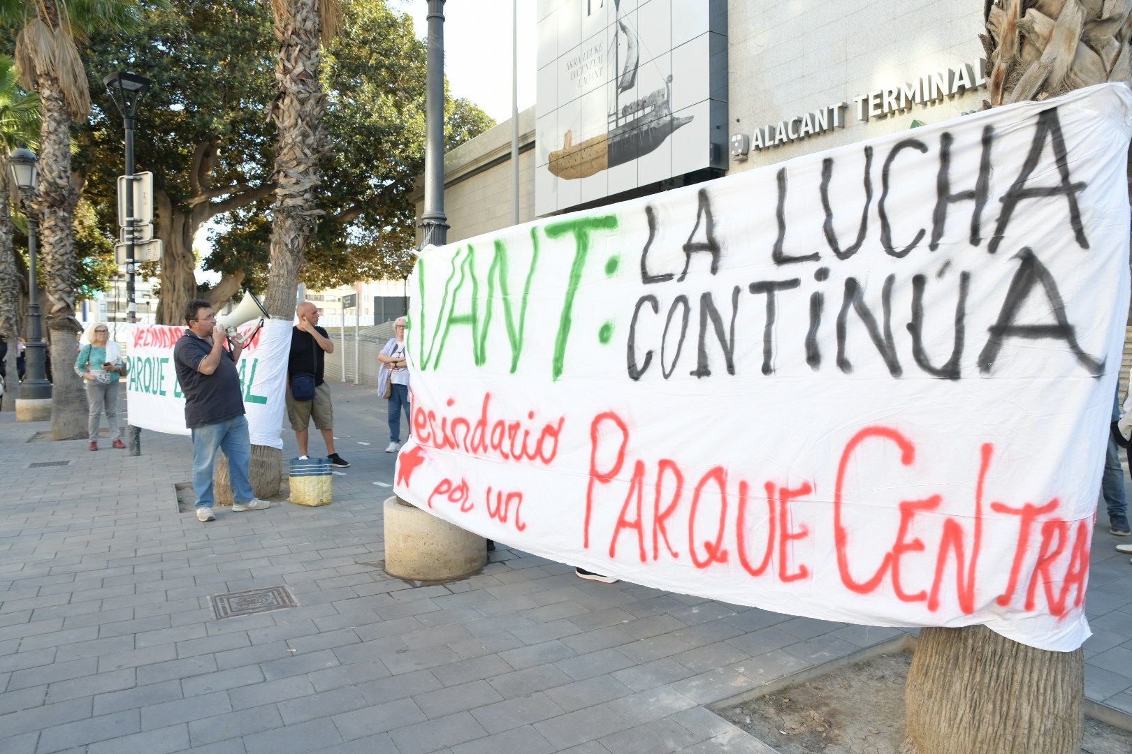 Concentración por el Parque Central de Alicante