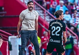 Eder Sarabia da instrucciones a sus jugadores en Granada.