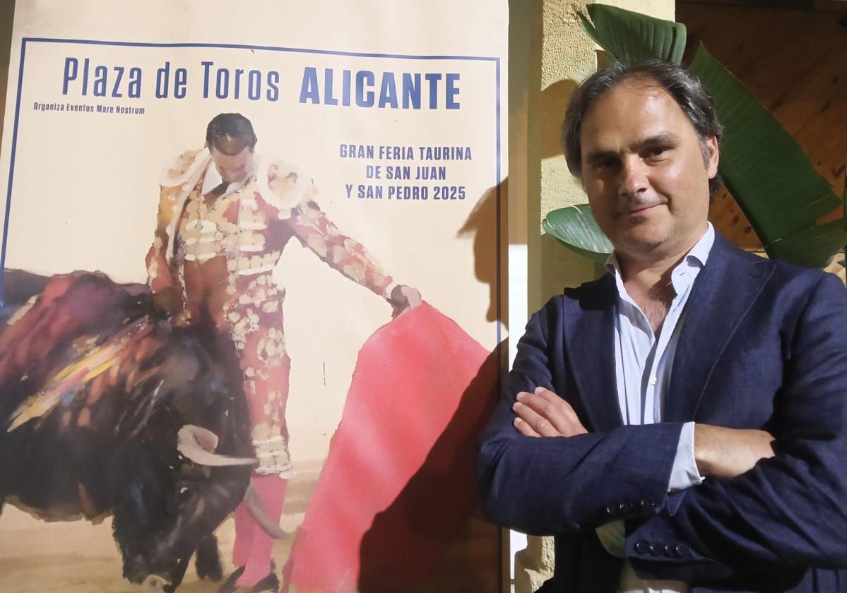 Nacho Lloret, con el cartel de la feria taurina de Alicante.