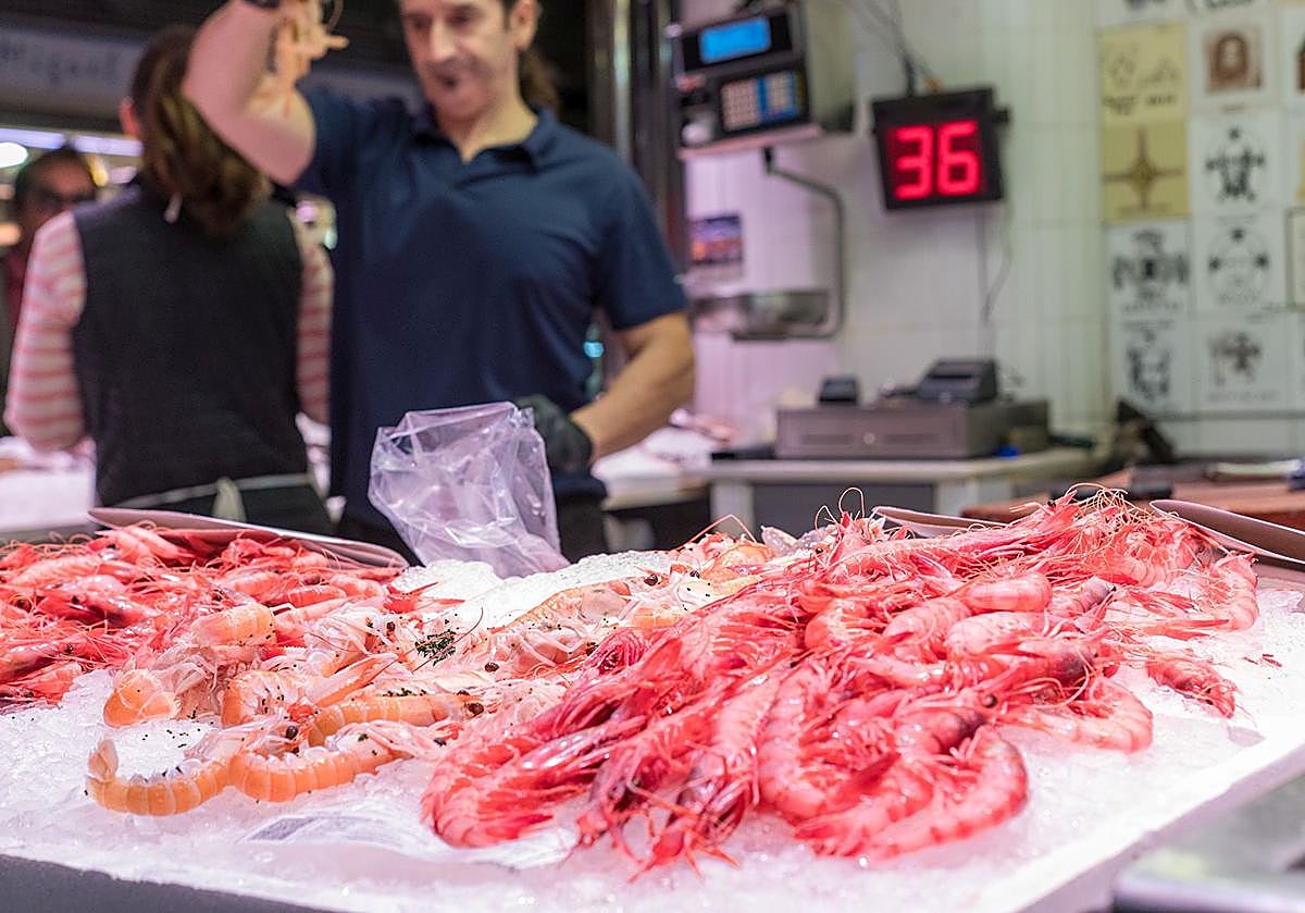 Gamba roja en un puesto del Mercado Central de Alicante.