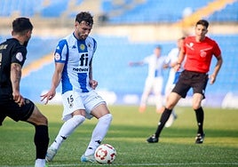 Samu Vázquez trata de superar a un jugador del Intercity en el encuentro de este sábado.