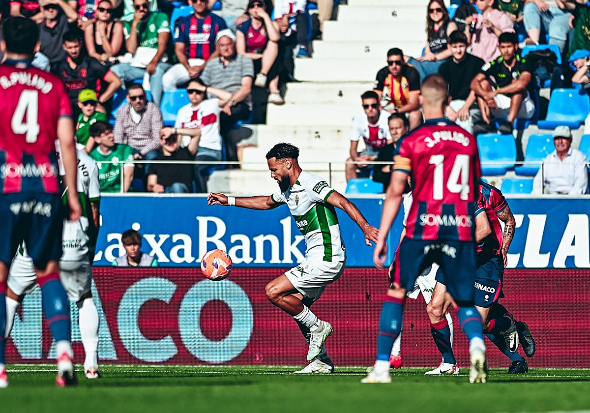 Mourad lucha por controlar un balón en un lance del encuentro de este sábado en El Alcoraz.