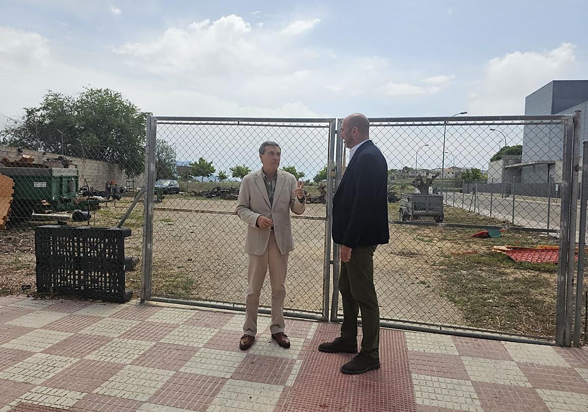El conseller Marciano Gómez y el alcalde de Castalla, frente al solar donde se construirá el nuevo centro de salud.