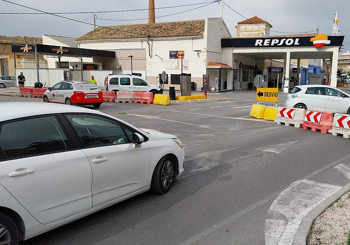 La vía de acceso al centro urbano se mantiene cerrada desde este lunes.