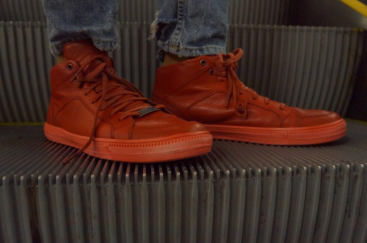 El calzado se caracteriza por tener suela muy fina, flexible, con 'drop' cero y puntera muy amplia.