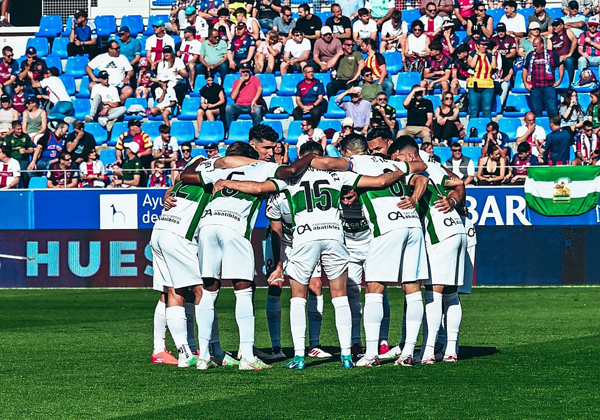 Los jugadores del Elche se conjuran antes de medirse con el Huesca.