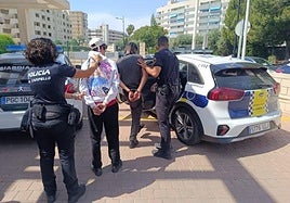 Momento de la detención a cargo de la policía local de El Campello.