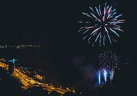 Fuegos artificiales de Hogueras lanzados desde el Cocó.