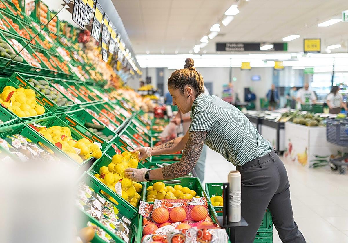 Limones en la sección de frutería de Mercadona.