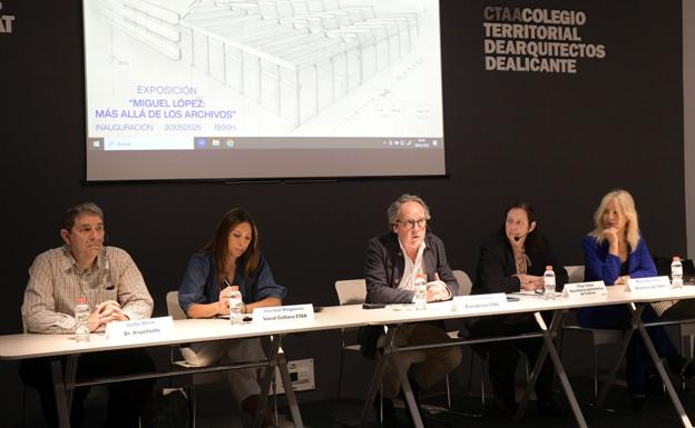 Rueda de prensa en la que han participado (de izq. a drcha.) Justo Oliva, arquitecto y autor de la exposición; Maribel Requena, Vocal de Cultura del CTAA; Emilio Vicedo, Presidente del CTAA; Pilar Tébar, Secretaria Autonómica de Cultura; y María del Olmo, Directora del Archivo Histórico Provincial de Alicante.