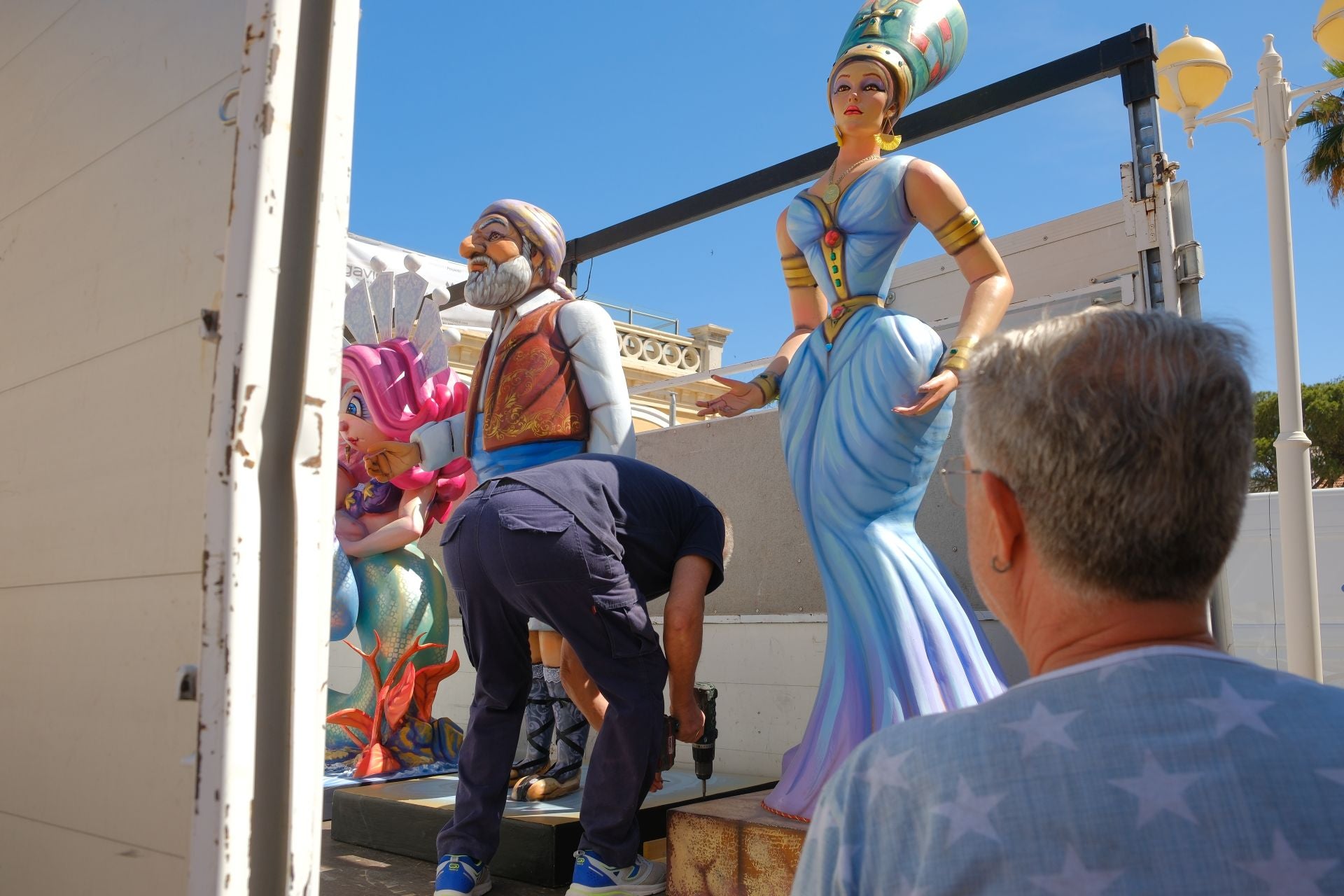 Los ninots desembarcan en la Lonja del Pescado de Alicante